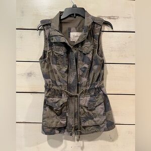 Green camo vest - small